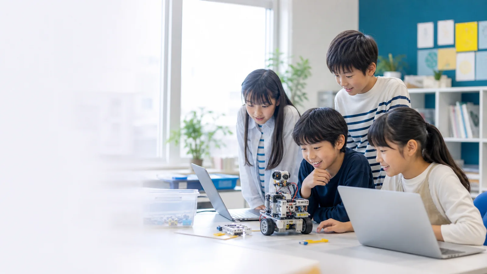 子どもたちがプログラミングとロボット制作を学ぶイメージ