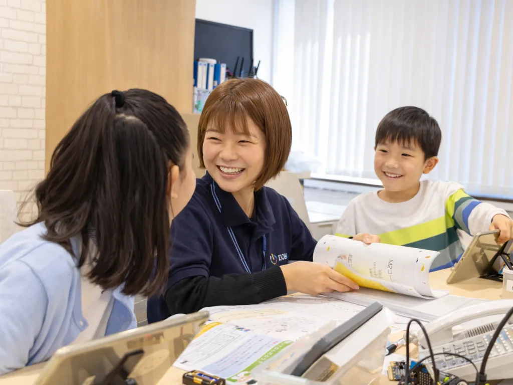 メンターと子どもがタブレットを見ながら学ぶ様子